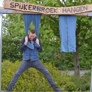 Spijkerbroek hangen