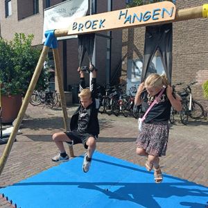 Spijkerbroek hangen kinderen
