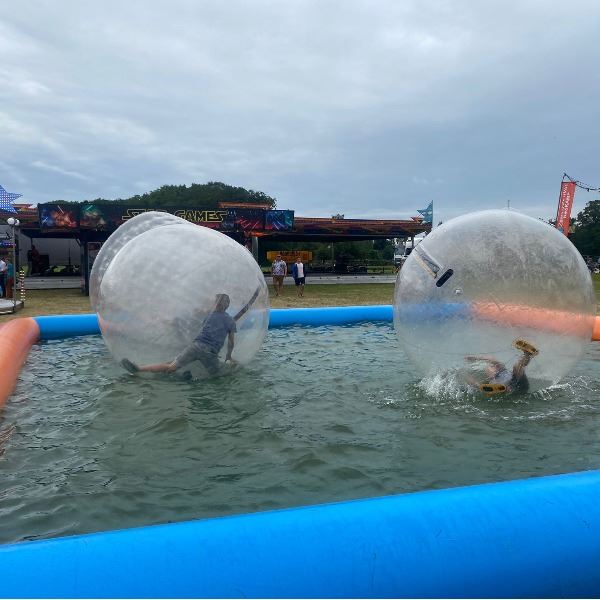 Zwembad met 2 aquaballen